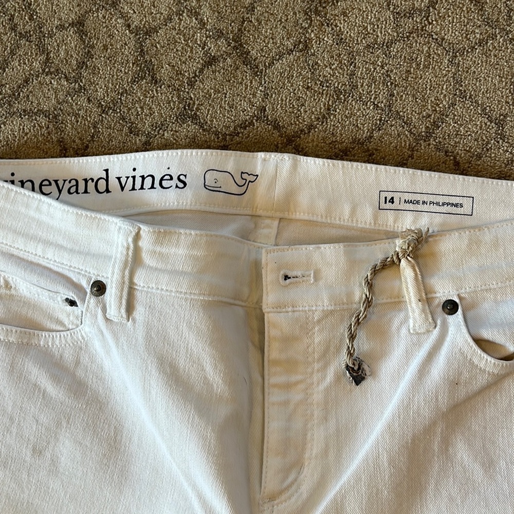 Vineyard Vines. Women’s white denim.